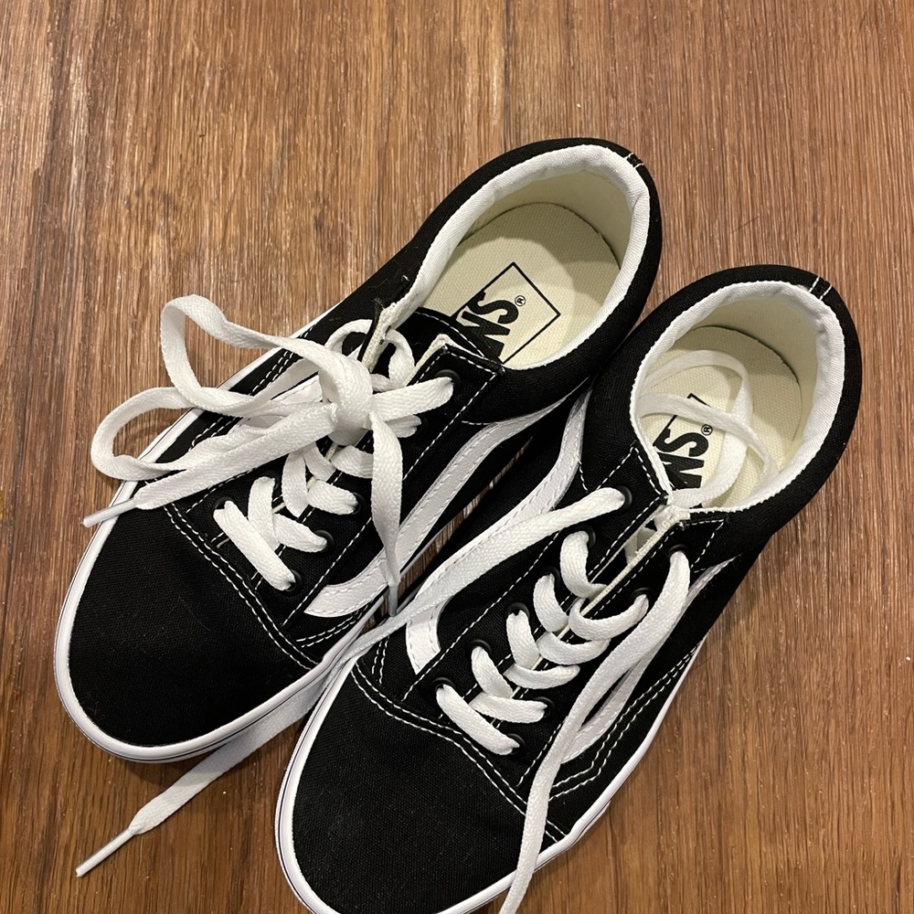 BRAND NEW Old School Vans, Women’s Size 6!